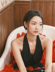 下载一级黄色-女生迈开腿打扑克又疼又痒